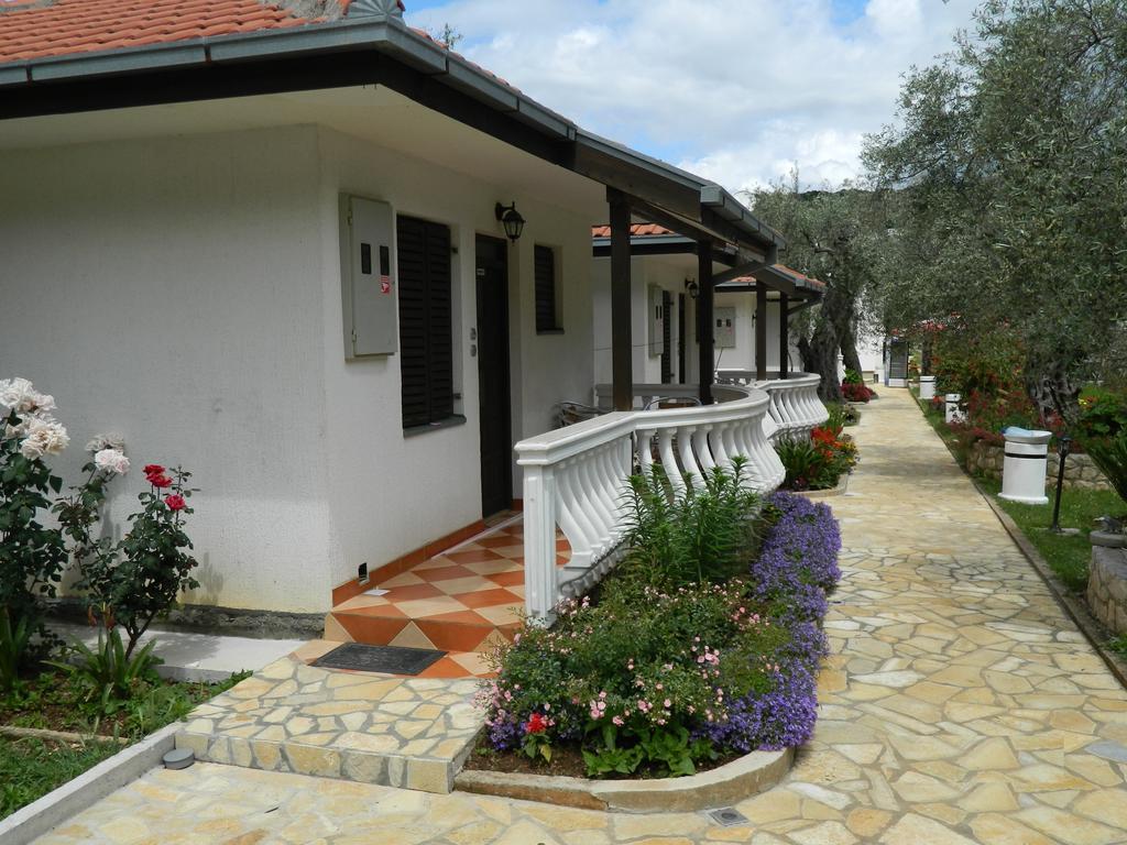 President Bungalows And Apartments Utjeha Luaran gambar