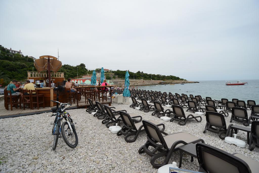 President Bungalows And Apartments Utjeha Luaran gambar